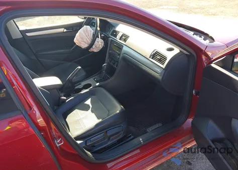 2015 Volkswagen Passat 1.8T Wolfsburg Edition z USA, uszkodzony, nr VIN 1VWAT7A35FC039300